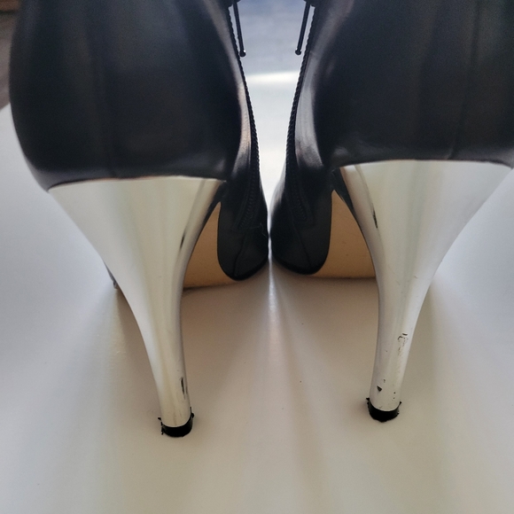 CHINESE LAUNDRY BLACK LEATHER ANKLE BOOTIES W/ SILVER HEEL & TRIM - Picture 6 of 11